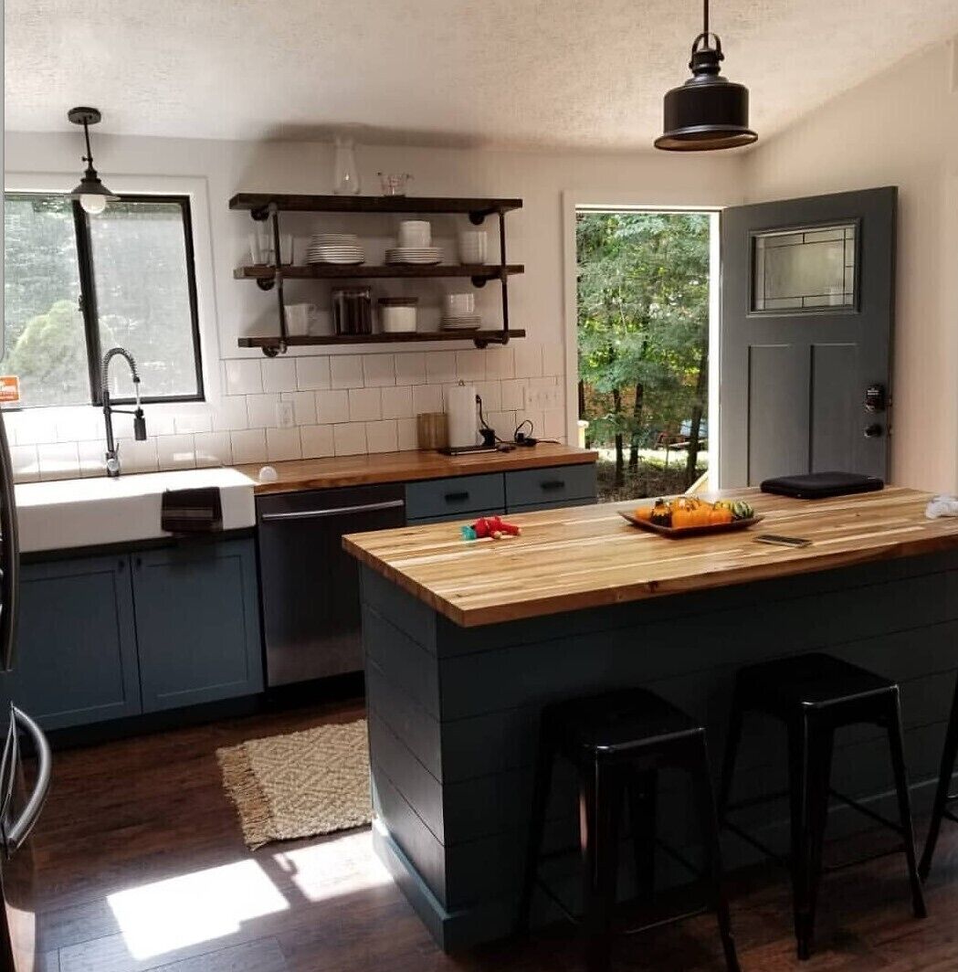 Fridge, microwave, dishwasher, coffee/tea maker