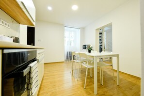 Departamento | Cocina privada | Refrigerador, microondas, horno y parrilla de estufa 