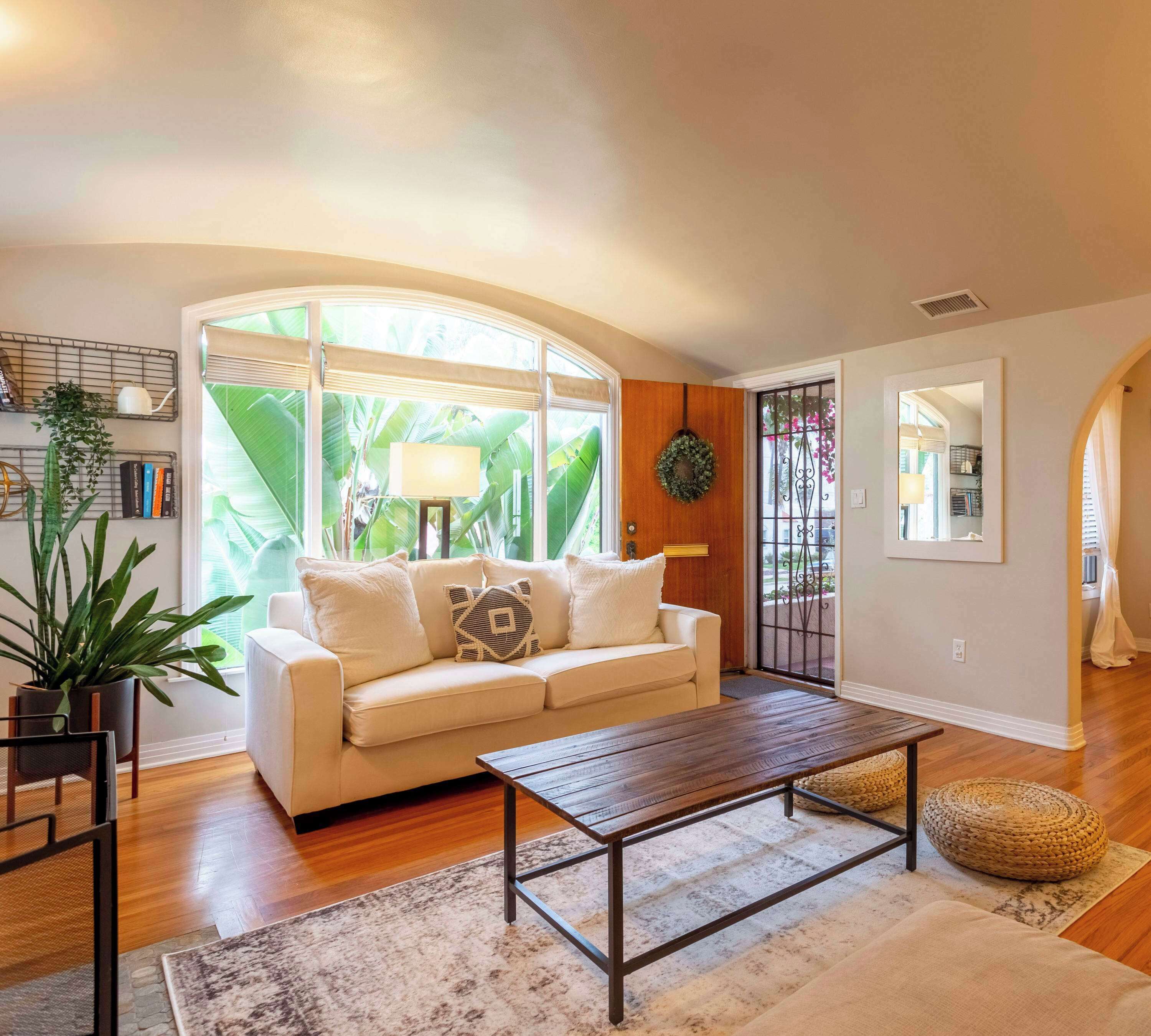 Télévision, cheminée, espaces bureaux