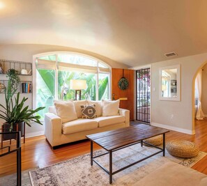 テレビ、暖炉、書斎 / ワークスペース