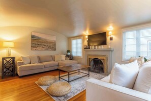 テレビ、暖炉、書斎 / ワークスペース