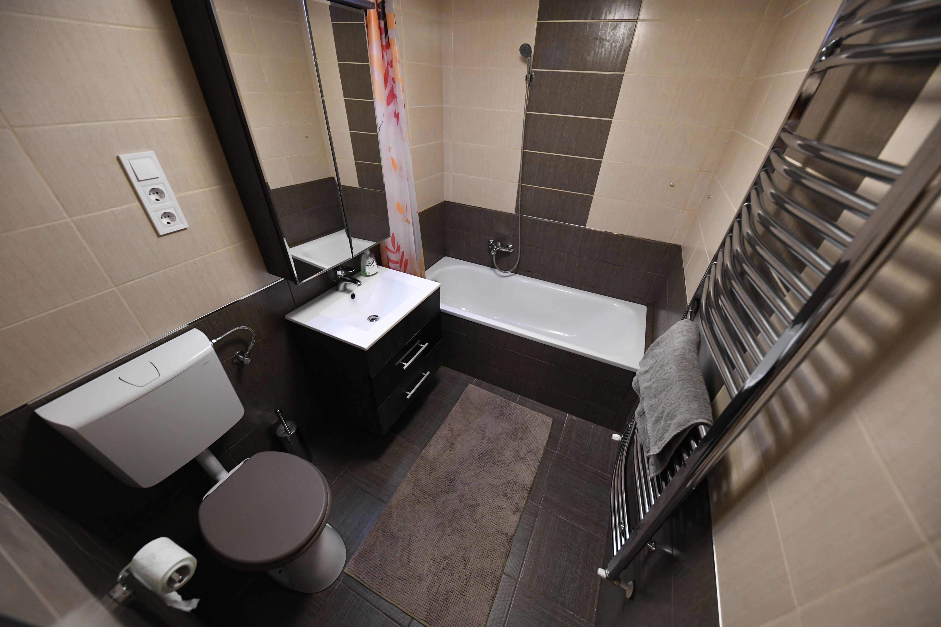 Appartement | Badkamer | Een bad/douchecombinatie, handdoeken