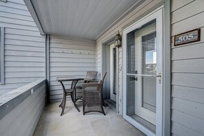 Outdoor dining - Williamson Family Condo at Lighthouse Cove (Wisconsin Dells)