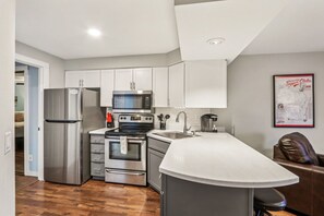 Refrigerador, microondas, horno, placa de cocina
