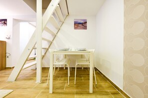 Apartment | Essbereich im Zimmer
