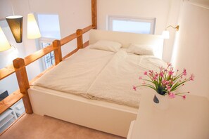 1 habitación, cortinas blackout y tabla de planchar con plancha 
