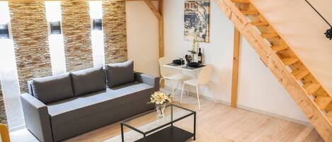Apartment | Living room | Flat-screen TV