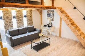 Appartement | Woonkamer | Een flatscreentelevisie