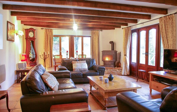 Fireplace, DVD player