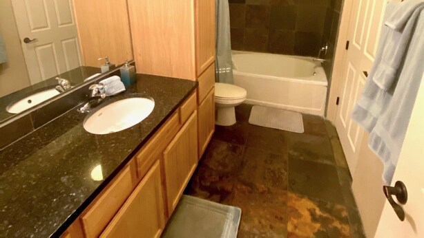 Un baño con lavamanos, inodoro, bañera y ducha.