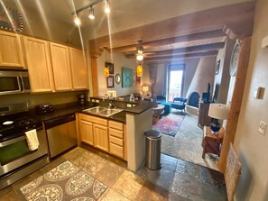 Een magnetron, een vaatwasser, een koffiezetapparaat/waterkoker