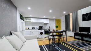 Apartment | Wohnbereich | Flachbildfernseher