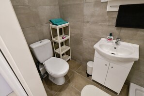 Appartement | Badkamer | Een douche, handdoeken
