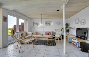 Una Smart TV, una chimenea, un futbolín