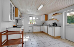 Frigorífico, microondas, placa de cocina y lavavajillas