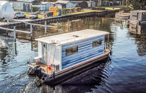 Stunning ship in Hennigsdorf with lake view