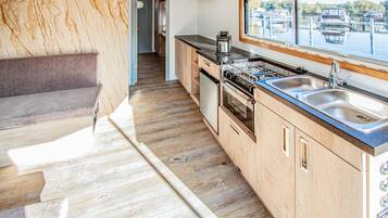 Kühlschrank, Herdplatte, Wasserkocher mit Kaffee-/Teezubehör