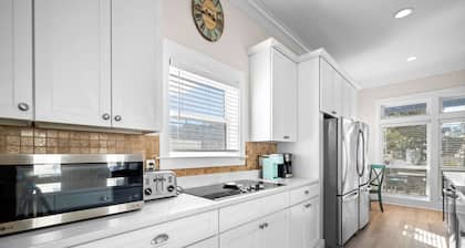 Gulf View - 30A Private Heated Pool, 3 min walk to the beach. No roads to cross.