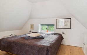 2 bedrooms, travel crib, free WiFi