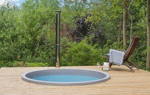 Bañera de hidromasaje al aire libre