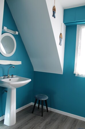 Bathtub, hair dryer