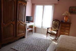 4 bedrooms, iron/ironing board, WiFi