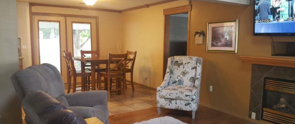 Tv, eldstad och kontor