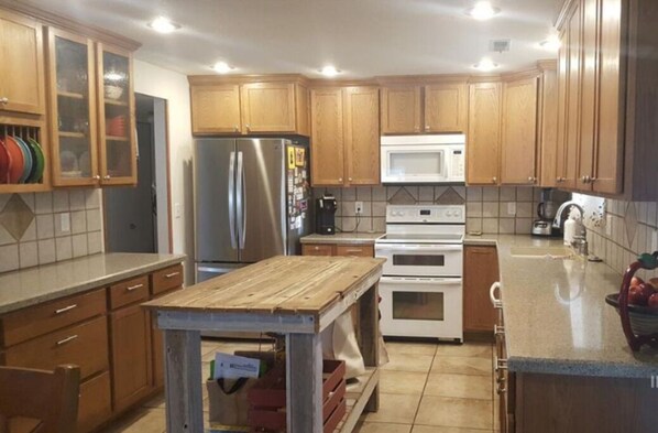 Een koelkast, een microgolfoven, een oven, een kookplaat