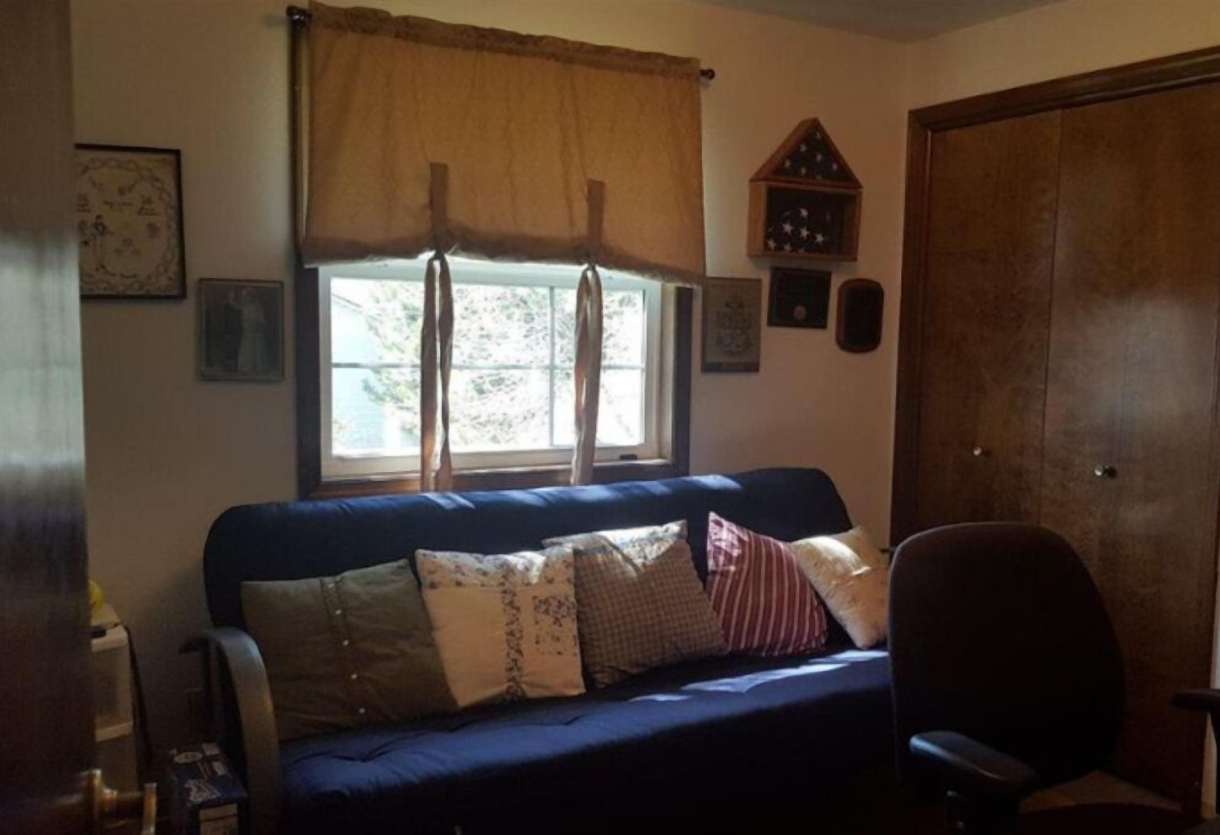 Tv, eldstad och kontor