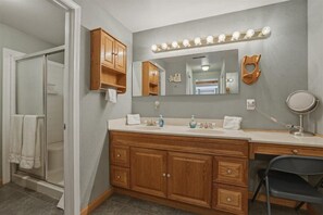 Combined shower/tub, hair dryer, towels - *Parking*Self Check-In*Full Kitchen*A/C*W/D (Mountain Home)