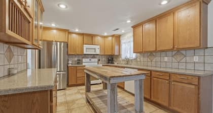 *Parking*Self Check-In*Full Kitchen*A/C*W/D