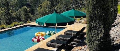Una piscina al aire libre, una piscina climatizada