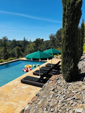 Alberca al aire libre y alberca climatizada