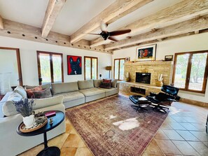 Smart TV, chimenea, estéreo y impresora 