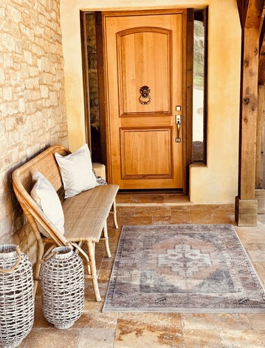 Wine country Estate, Heated Pool, private vineyard and Olive Farm