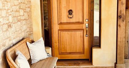 Wine country Estate, Heated Pool, private vineyard and Olive Farm