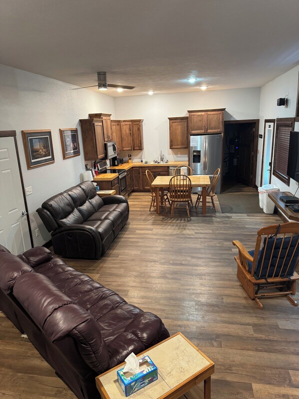 TV - The Copper Lodge in Springfield (Springfield)