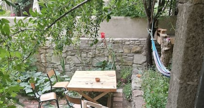 Une grande maison, Ă  deux pas de la riviĂšre, pour loger avec tous les enfants!