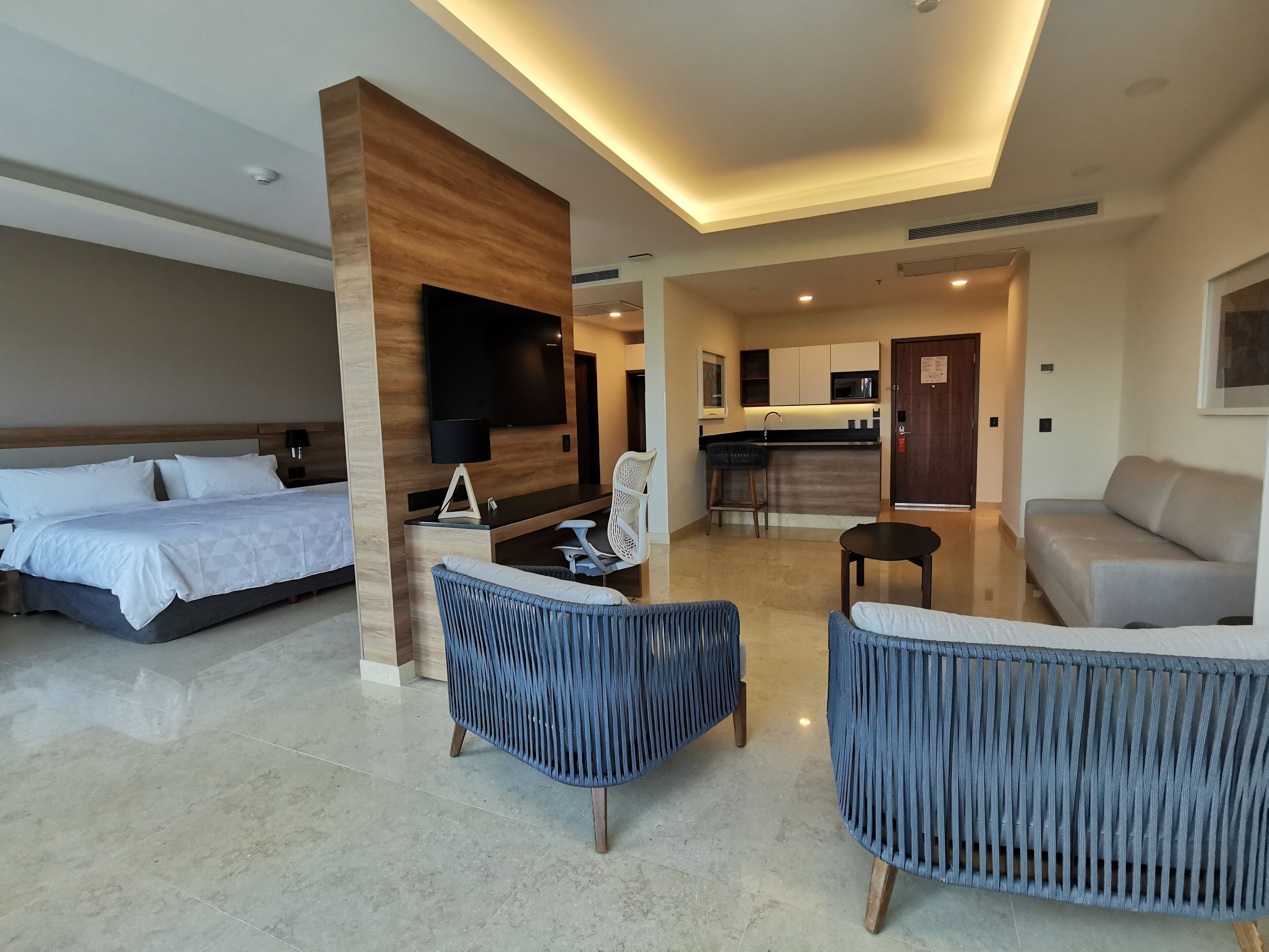 Suite, 1 très grand lit (Top Floor) | Minibar, coffres-forts dans les chambres, bureau