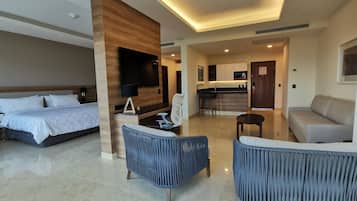 Suite, 1 cama King size (Top Floor) | Minibar, caja de seguridad en la habitación y escritorio