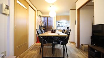 Huis (Private Vacation Home) | 1 slaapkamer, een bureau, een strijkplank/strijkijzer, gratis wifi