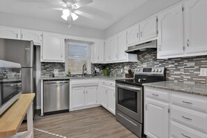 Frigorifero, microonde, forno, piano cottura