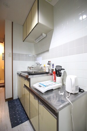 Apartment (202) | Private kitchenette | Fridge, microwave, stovetop, electric kettle
