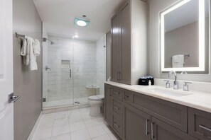 Combined shower/bathtub, hair dryer, towels - ⛳️ PERFECT PENTHOUSE! Downtown, Secluded Terrace PUTT-PUTT, PING PONG, OUTDOOR CHESS+CHECKERS! (New Orleans)