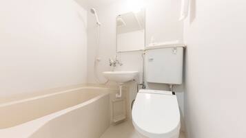 Combined shower/bathtub, free toiletries, hair dryer, slippers
