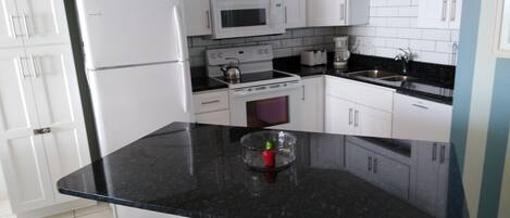 冷蔵庫、電子レンジ、オーブン、コンロ