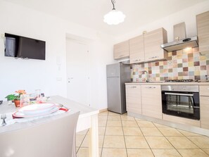 Jääkaappi, uuni, leivänpaahdin, syöttötuoli