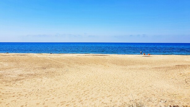 A beach with clear blue water and a sandy shore. - Vacation home SinAgo by Interhome (Lascari)