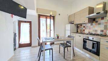 Frigorifero, forno, tostapane, seggiolone