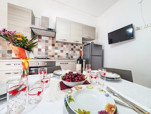 Frigorifero, forno, tostapane, seggiolone